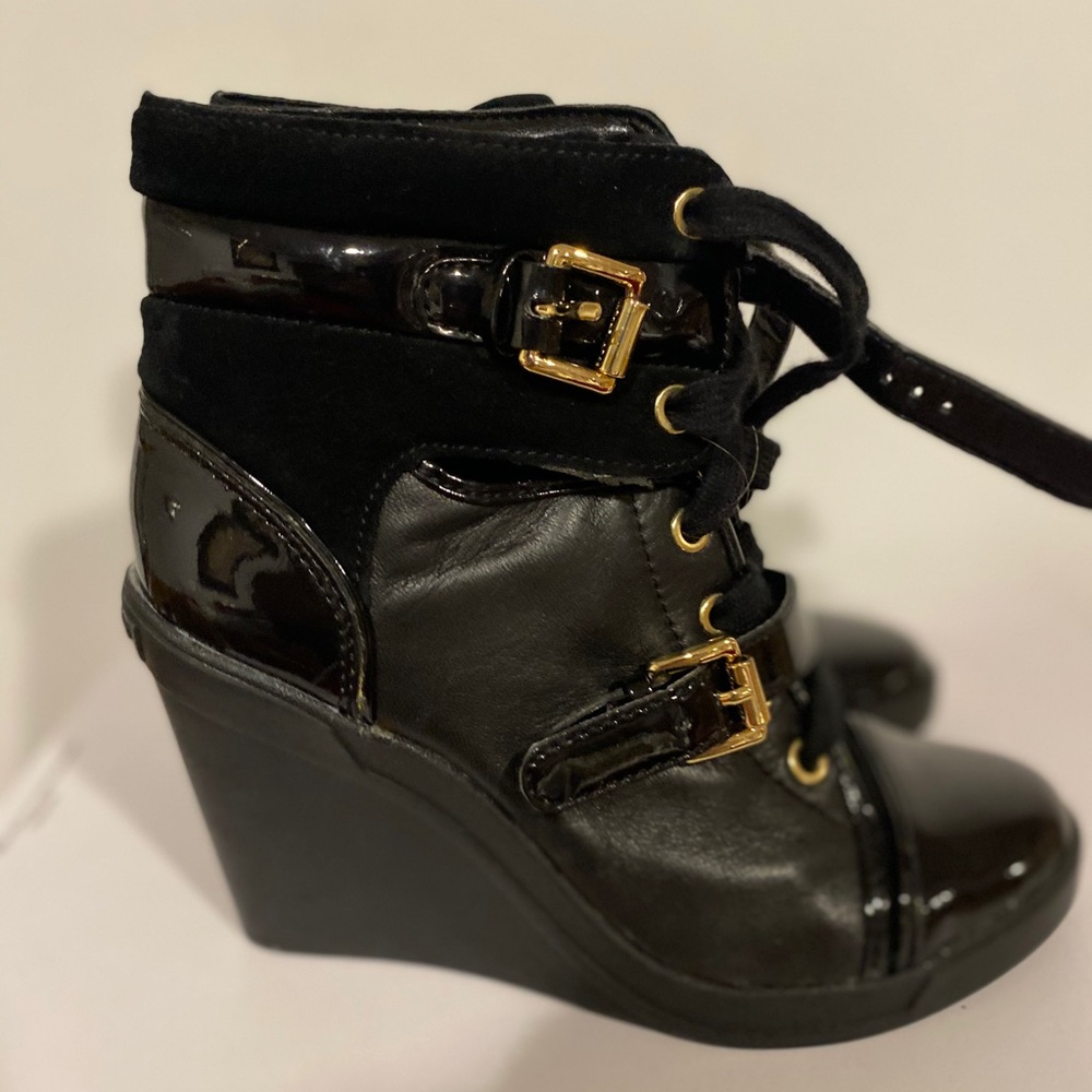 MICHAEL KORS detail wedge bootie
